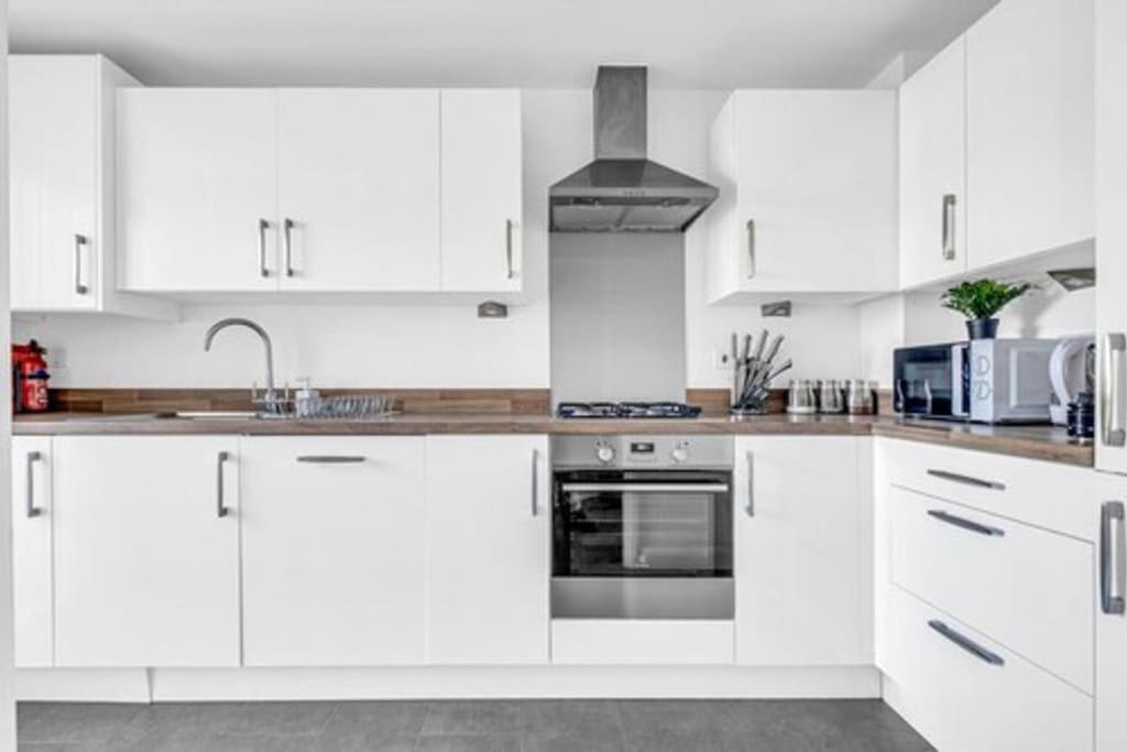 Contractors, Families, Tourists & Groups Welcome Sleeps Upto 9, Garden, Pet Allowed, Parking Included! Birmingham Luaran gambar