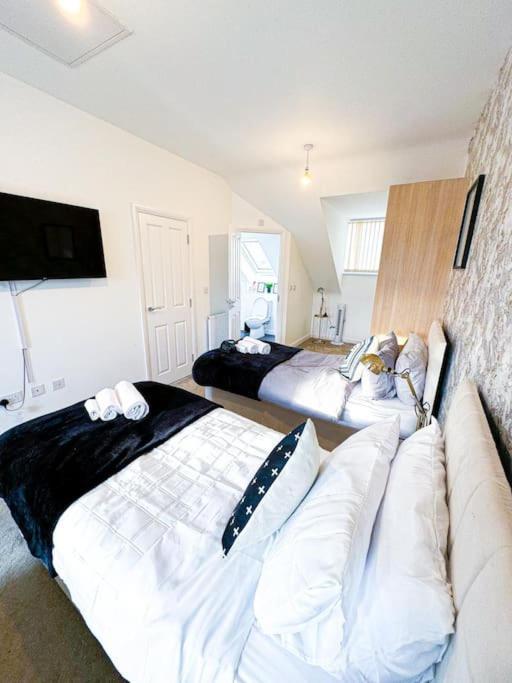 Contractors, Families, Tourists & Groups Welcome Sleeps Upto 9, Garden, Pet Allowed, Parking Included! Birmingham Luaran gambar