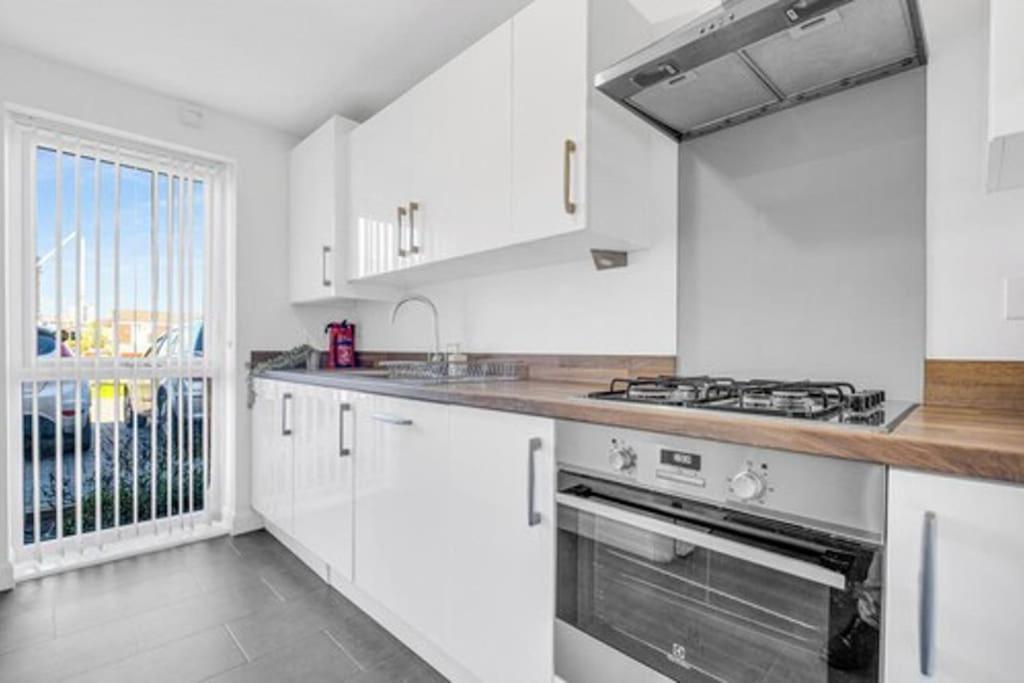 Contractors, Families, Tourists & Groups Welcome Sleeps Upto 9, Garden, Pet Allowed, Parking Included! Birmingham Luaran gambar