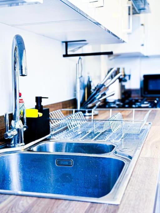 Contractors, Families, Tourists & Groups Welcome Sleeps Upto 9, Garden, Pet Allowed, Parking Included! Birmingham Luaran gambar