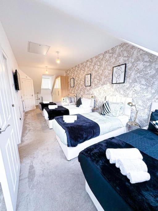 Contractors, Families, Tourists & Groups Welcome Sleeps Upto 9, Garden, Pet Allowed, Parking Included! Birmingham Luaran gambar