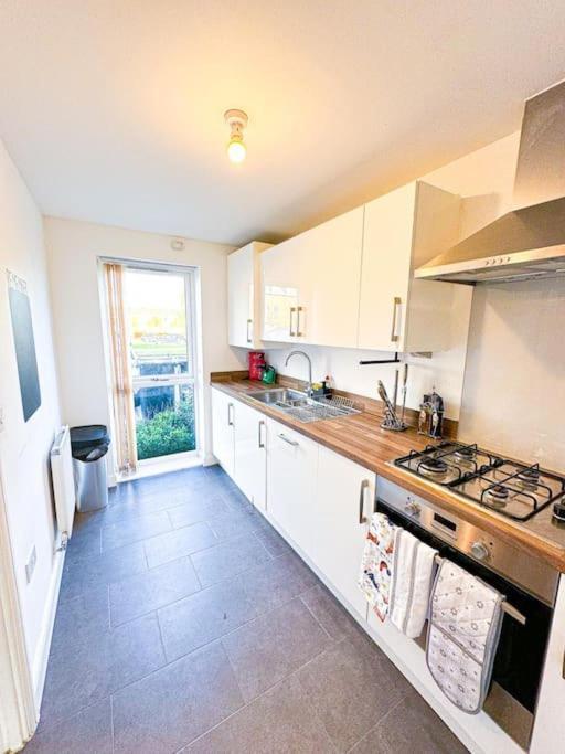 Contractors, Families, Tourists & Groups Welcome Sleeps Upto 9, Garden, Pet Allowed, Parking Included! Birmingham Luaran gambar