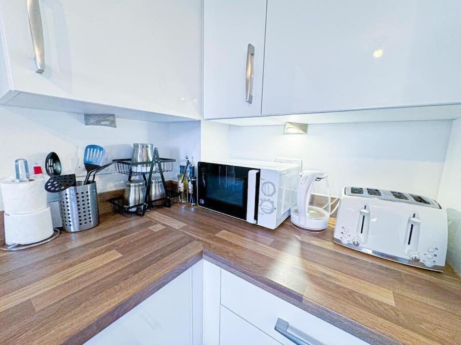 Contractors, Families, Tourists & Groups Welcome Sleeps Upto 9, Garden, Pet Allowed, Parking Included! Birmingham Luaran gambar