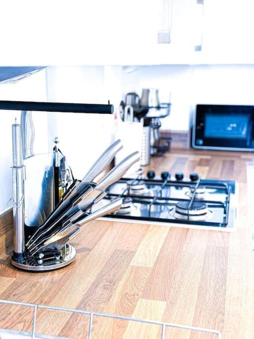 Contractors, Families, Tourists & Groups Welcome Sleeps Upto 9, Garden, Pet Allowed, Parking Included! Birmingham Luaran gambar