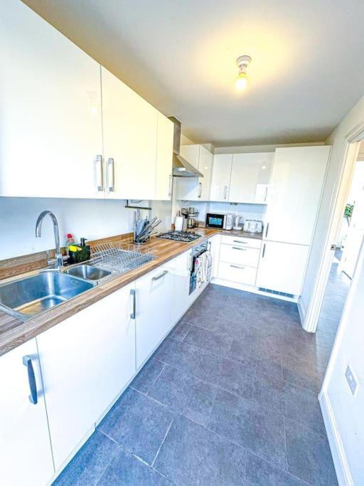 Contractors, Families, Tourists & Groups Welcome Sleeps Upto 9, Garden, Pet Allowed, Parking Included! Birmingham Luaran gambar