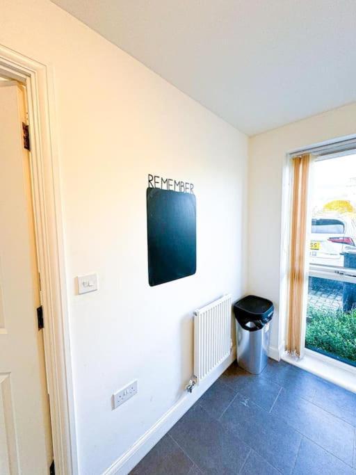 Contractors, Families, Tourists & Groups Welcome Sleeps Upto 9, Garden, Pet Allowed, Parking Included! Birmingham Luaran gambar