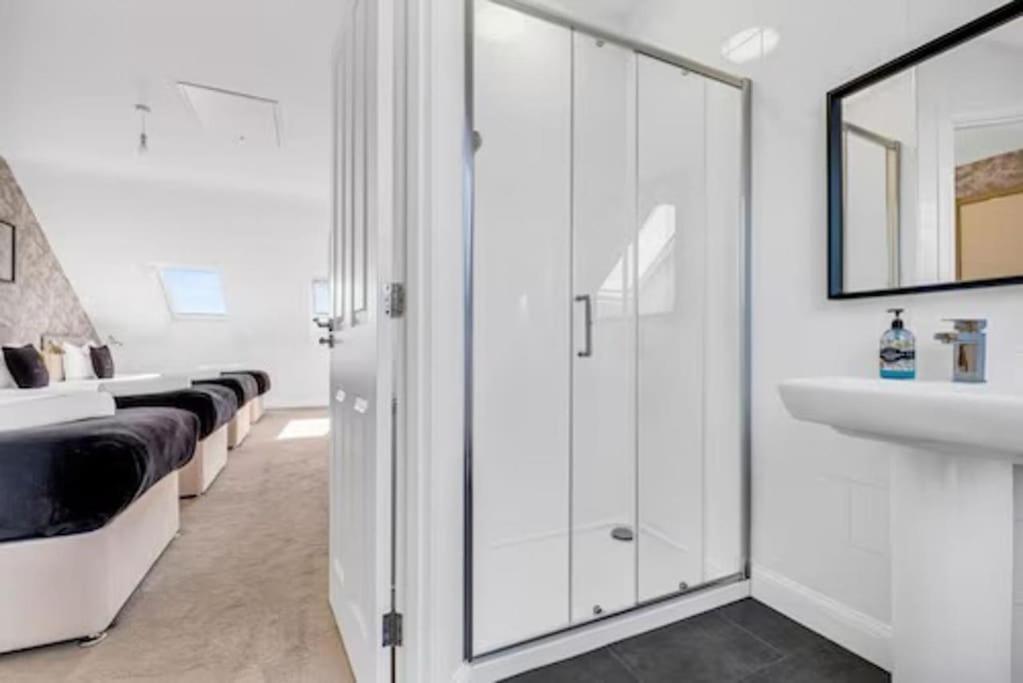 Contractors, Families, Tourists & Groups Welcome Sleeps Upto 9, Garden, Pet Allowed, Parking Included! Birmingham Luaran gambar
