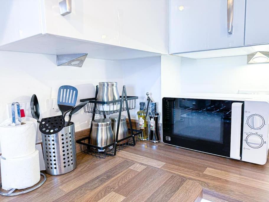 Contractors, Families, Tourists & Groups Welcome Sleeps Upto 9, Garden, Pet Allowed, Parking Included! Birmingham Luaran gambar