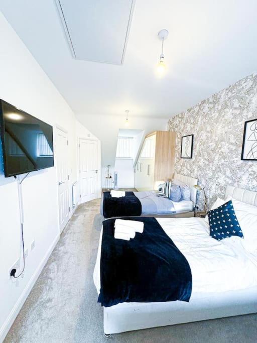 Contractors, Families, Tourists & Groups Welcome Sleeps Upto 9, Garden, Pet Allowed, Parking Included! Birmingham Luaran gambar