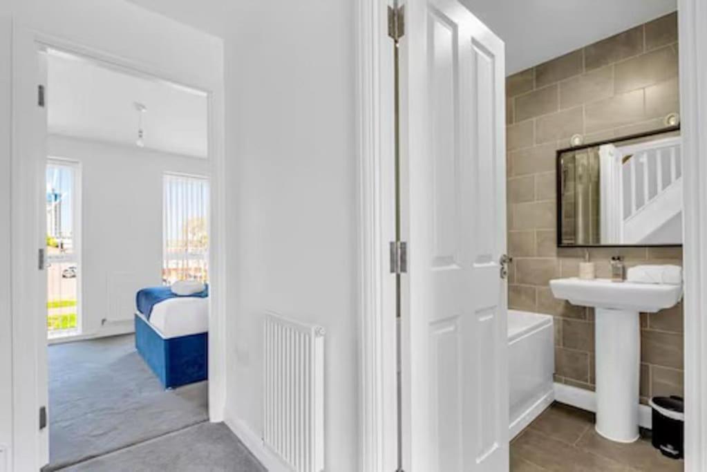 Contractors, Families, Tourists & Groups Welcome Sleeps Upto 9, Garden, Pet Allowed, Parking Included! Birmingham Luaran gambar