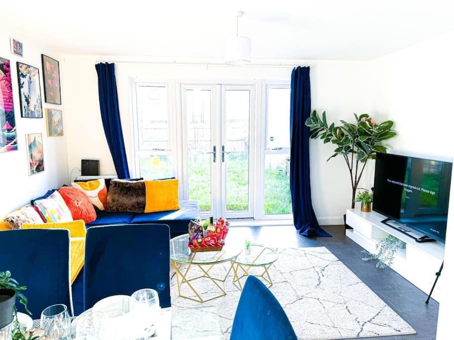 Contractors, Families, Tourists & Groups Welcome Sleeps Upto 9, Garden, Pet Allowed, Parking Included! Birmingham Luaran gambar