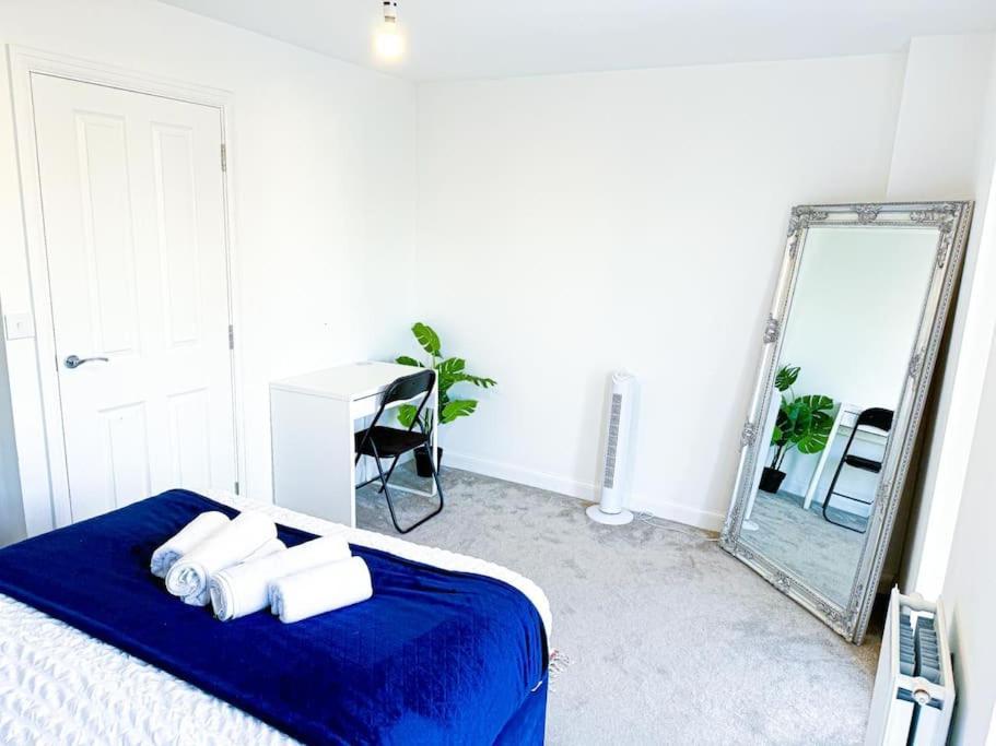 Contractors, Families, Tourists & Groups Welcome Sleeps Upto 9, Garden, Pet Allowed, Parking Included! Birmingham Luaran gambar
