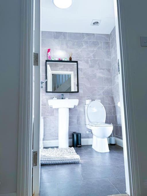 Contractors, Families, Tourists & Groups Welcome Sleeps Upto 9, Garden, Pet Allowed, Parking Included! Birmingham Luaran gambar