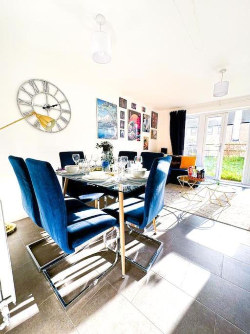 Contractors, Families, Tourists & Groups Welcome Sleeps Upto 9, Garden, Pet Allowed, Parking Included! Birmingham Luaran gambar